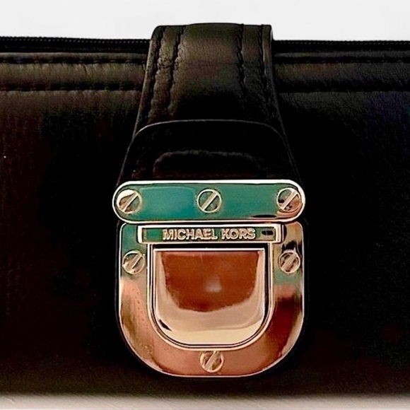 Michael Kors COLLECTION Buttery Soft Leather Continental Wallet (Like New) - Picture 2 of 14